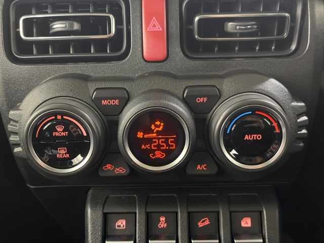 【オートエアコン】一度お好みの温度に設定すれば、車内の温度を検知し風量や温度を自動で調整。暑い…寒い…と何度もスイッチ操作をする必要はありません。快適な車内空間には必須の機能ですね♪