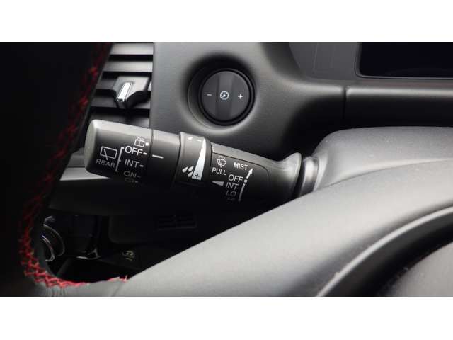 各部の調節は、必ず車両を停止した状態で行ないましょう。走行中に調節すると、運転姿勢が不安定になるため、思わぬ事故につながるおそれがあります。