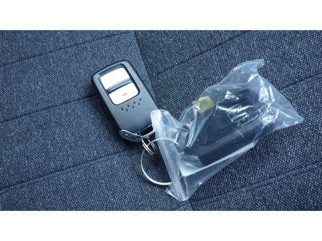 取扱説明書などは、しっかりとグローブボックスに収納されています。面倒がらずに、取扱説明書は読み込みましょうね♪