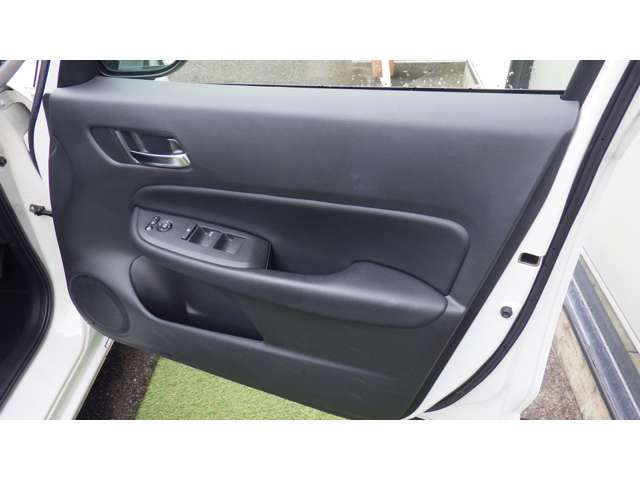 従来の窓ガラスは手動でハンドルを回して開閉していましたが、パワーウィンドウはスイッチを押すだけで窓をスムーズに操作できるため、利便性が向上しています。