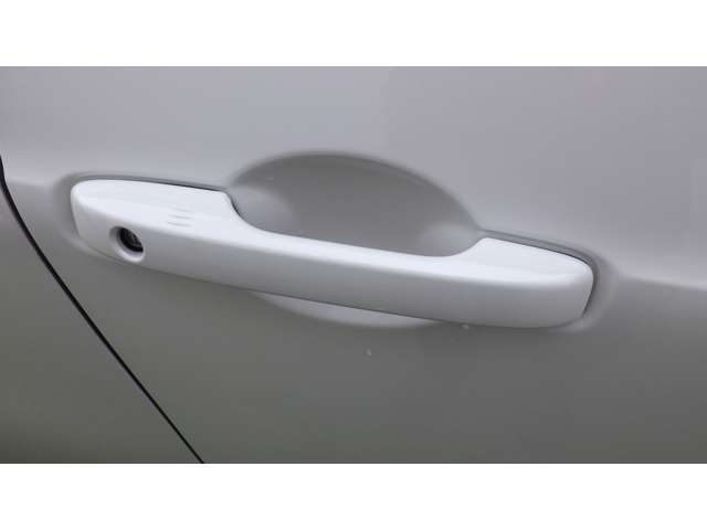 グリップタイプよりも構造が簡単で低コストで製造できるので、国産車はフラップタイプが主流でした。しかし現在では、グリップタイプもコストをかけずに製造できる為、現在は多くがグリップタイプを採用しています。