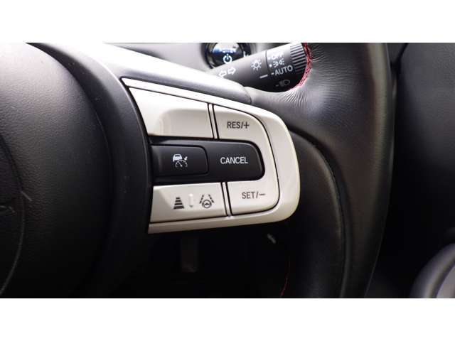 各部の調節は、必ず車両を停止した状態で行ないましょう。走行中に調節すると、運転姿勢が不安定になるため、思わぬ事故につながるおそれがあります。