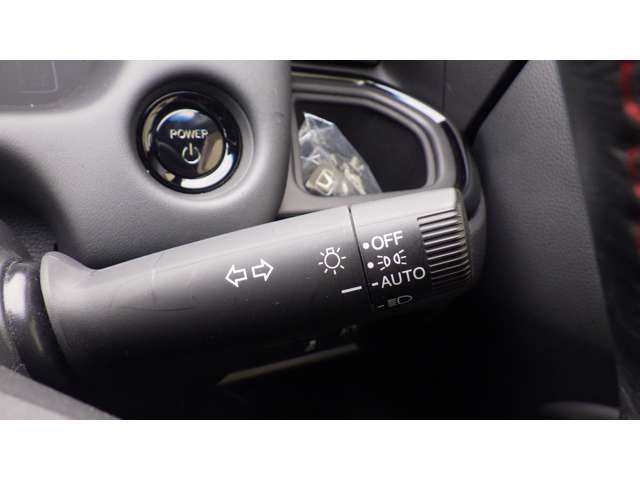 各部の調節は、必ず車両を停止した状態で行ないましょう。走行中に調節すると、運転姿勢が不安定になるため、思わぬ事故につながるおそれがあります。