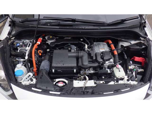 エンジンルームも何かの異変に気付けるように、常にきれいに保って置きたいですね。