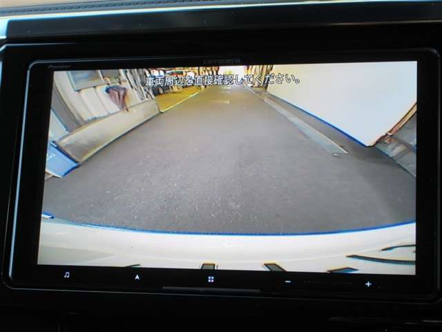 バックモニターで、後方を確認しながら安心して駐車することができます。運転初心者も熟練者も必須の機能ですよ！