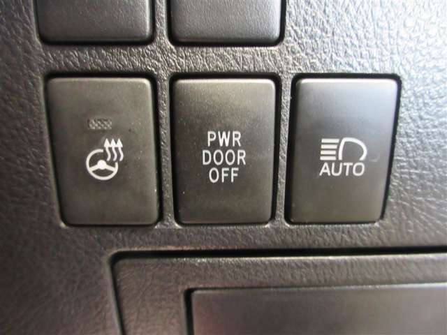 ステアリングヒーター付き。寒い日のドライブも、手のひらから温めてくれます。