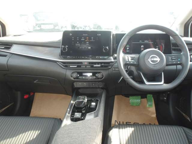 操作しやすい運転席廻り！操作パネルも使いやすい！！ドライブが楽しくなります！