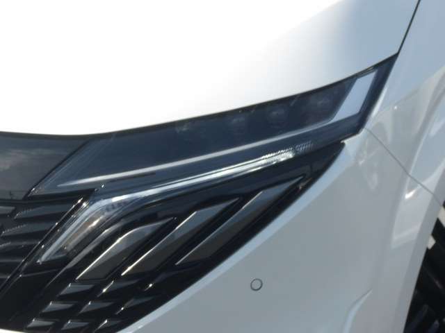 アダプティブLED付き！対向車には眩しくなく歩行者は明るく照らすので安全です。