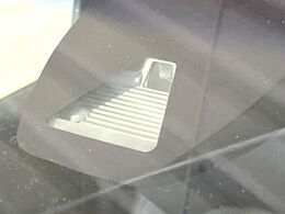 【ホンダセンシング】走行中に前方の車両等を認識し、衝突しそうな時は警報とブレーキで衝突回避と被害軽減をアシスト。より安全にドライブをお楽しみいただけます。