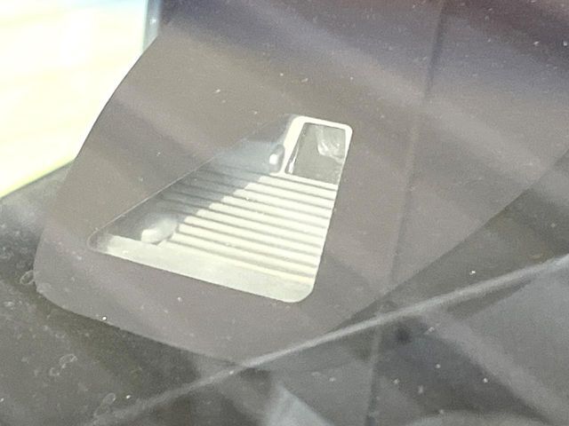 【ホンダセンシング】走行中に前方の車両等を認識し、衝突しそうな時は警報とブレーキで衝突回避と被害軽減をアシスト。より安全にドライブをお楽しみいただけます。