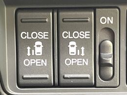 【両側パワースライドドア】スマートキーや運転席のスイッチで後席両側スライドドアの開閉が可能♪電動だから力を入れてドアを開ける必要が無く、小さなお子様でも簡単に開け閉めでき快適です♪