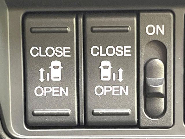 【両側パワースライドドア】スマートキーや運転席のスイッチで後席両側スライドドアの開閉が可能♪電動だから力を入れてドアを開ける必要が無く、小さなお子様でも簡単に開け閉めでき快適です♪