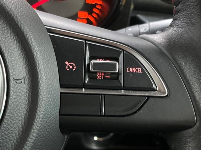【クルーズコントロール】高速道路もラクラク走行。アクセルを離しても一定速度で走行ができ、長距離運転時の負担を軽減！加速・減速も簡単なスイッチ操作で調整できます。