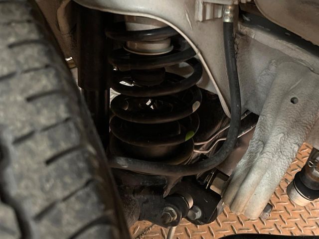 お車を安心してお乗りいただく為には、足回りの定期点検が欠かせません。サービスサポート（有償保証）では無料点検もご提供しており、安心のカーライフをお過ごしいただけるサポート体制が整っています。