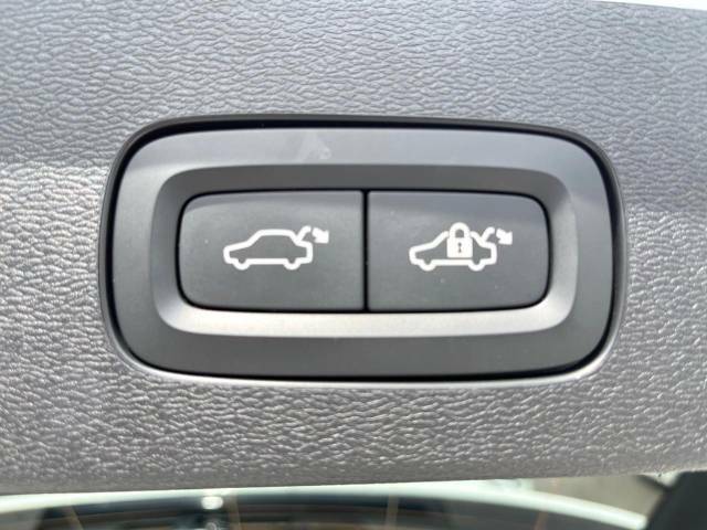 【パワーバックドア】スマートキーや運転席のボタンを押すだけでリアゲートが自動で開閉します！荷物を持っている時や、高い位置にあるバックドアを閉める際に便利な機能です。