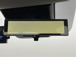 【デジタルインナーミラー】車両後方カメラの映像をミラーに映すことが出来ます。 そのため、後席に人や荷物があって後方が見えづらい場合でもしっかり視界を確保することが出来ます。