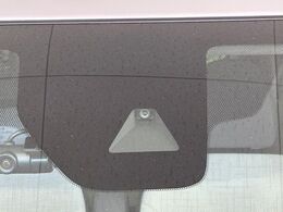 【インテリジェントエマージェンシーブレーキ】フロントカメラで前方の車両や歩行者を検知。衝突しそうな時は衝突被害軽減ブレーキが作動、衝突回避をサポート。より安全にドライブをお楽しみいただけます。