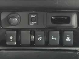 各スイッチも分かりやすく配置　・AC1500W・車両検知警報システム・ハンドルヒーター・USB端子