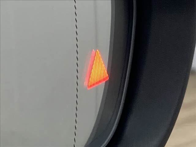 【ブラインドスポットモニター】車線変更時に後方から近づくお車をアラートしてくれます。