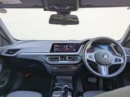 ◆インスツルメントパネルやインテリアトリムなどは、調和しなが洗練された室内を作り上げ、スイッチ類によって、優れた操作性をも実現。ドライバーの視線や動線を考え、人間工学に基づきデザインされています◆