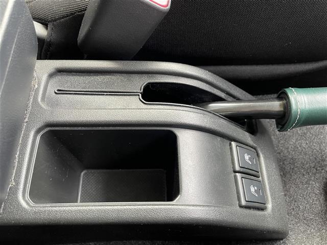 こちら運転席周りのスイッチの写真になります。各部しっかり動作の確認をしておりますので、ご安心だくさい。また、第三者機関の鑑定書もありますので、そちらの方も併せて、ご確認いただければ幸いです！