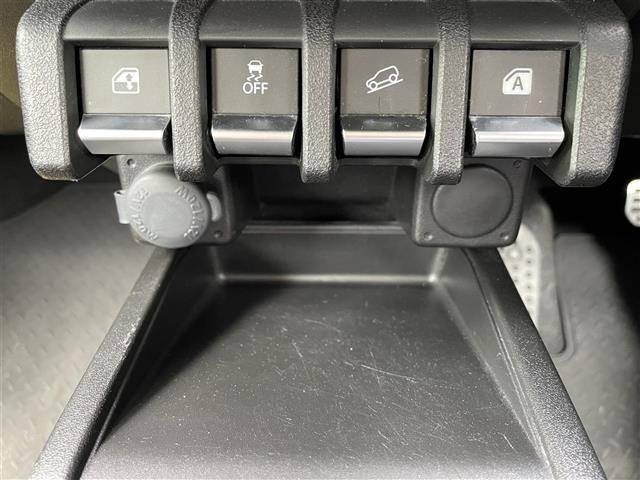 こちら運転席周りのスイッチの写真になります。各部しっかり動作の確認をしておりますので、ご安心だくさい。また、第三者機関の鑑定書もありますので、そちらの方も併せて、ご確認いただければ幸いです！