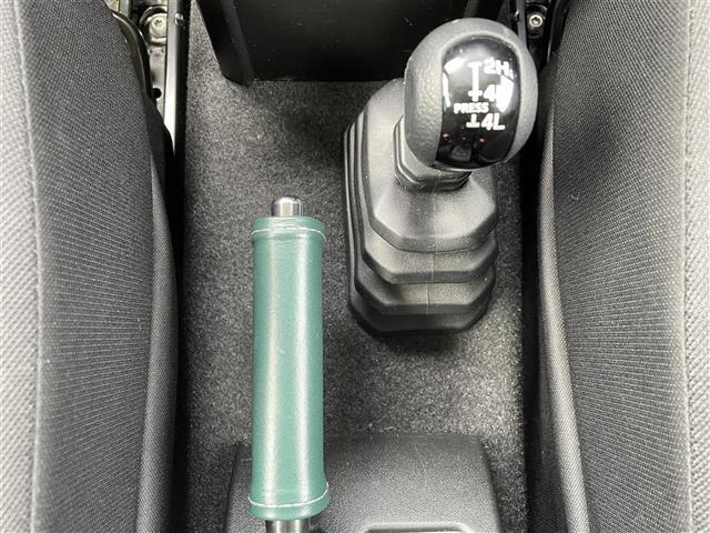 こちらシフトレバーの写真になります。中古車なので、若干のスレ等はありますが、概ね問題ない状態です。手垢等もしっかり清掃して、きれいな状態ですので、一度お客様の目でご確認いただければ幸いです！