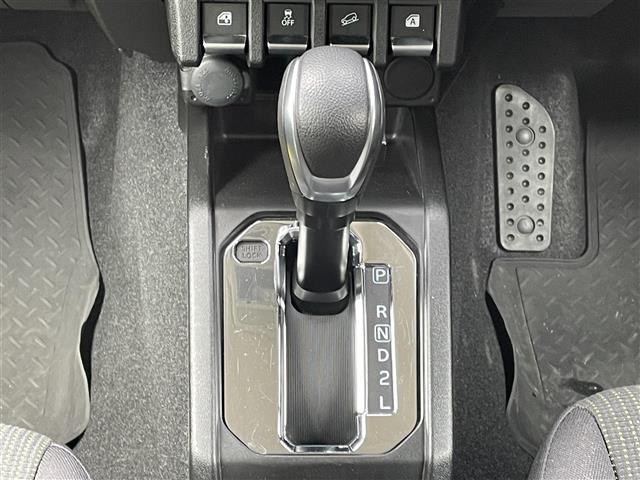 こちらシフトレバーの写真になります。中古車なので、若干のスレ等はありますが、概ね問題ない状態です。手垢等もしっかり清掃して、きれいな状態ですので、一度お客様の目でご確認いただければ幸いです！