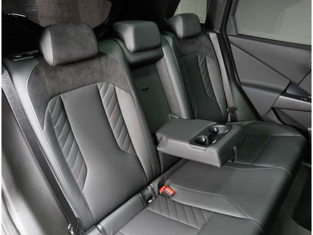 プレミアムセレクション2年保証のお車は2年延長保証にご加入頂けます。プレミアムセレクション2年保証からさら最大2年間、合計4年間の保証をお受け頂けます。対象箇所の不具合は無償修理をご提供致します。