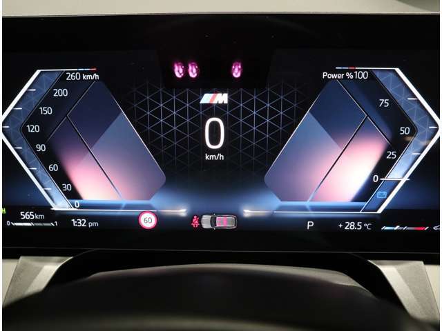 保証期間中に、トラブルが発生した際の緊急連絡を24時間フリーダイヤルでお受けします。応急処置のアドバイスのみならず、出張修理やレッカーなどの手配、さらにはお客様の代替交通手段やホテルの確保を行います。