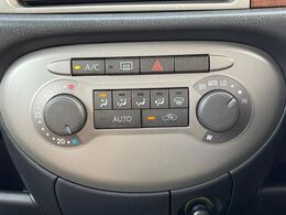 【オートエアコン】一度お好みの温度に設定すれば、車内の温度を検知し風量や温度を自動で調整。暑い…寒い…と何度もスイッチ操作をする必要はありません。快適な車内空間には必須の機能ですね♪