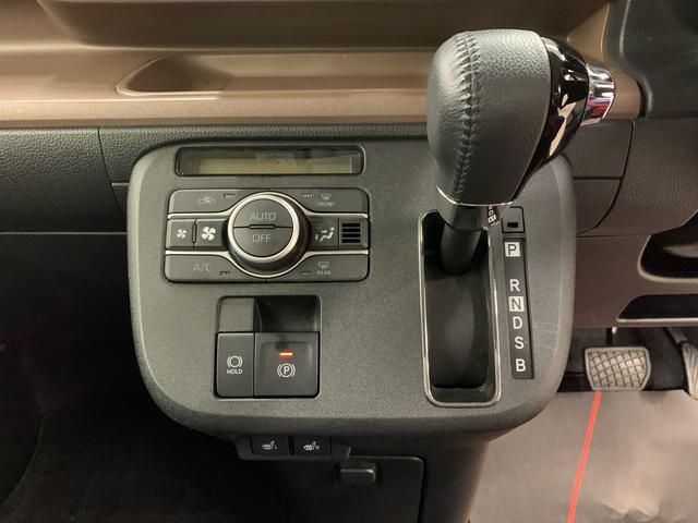 電動パーキングブレーキ装備です！オート機能にしておけば自動でサイドブレーキを作動・解除してくれるので、サイドブレーキのかけ忘れ・解除し忘れを防げます♪慣れてしまうと、とっても便利な機能です（＾＾♪