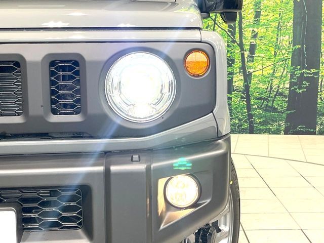 【LEDヘッドライト】悪天候や夜間走行時も良好な視界を確保し安心して運転できる高輝度LEDヘッドライトを装備！点灯速度が早く、消費電力も抑えられています。