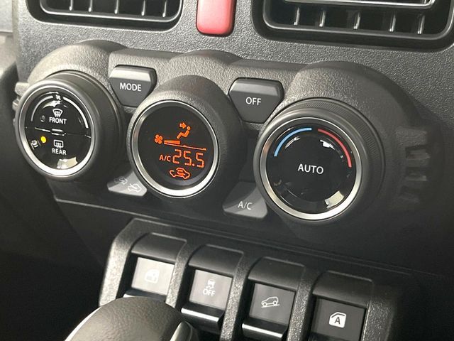【オートエアコン】一度お好みの温度に設定すれば、車内の温度を検知し風量や温度を自動で調整。暑い…寒い…と何度もスイッチ操作をする必要はありません。快適な車内空間には必須の機能ですね♪