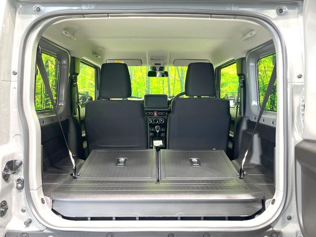 後席を格納すると、これだけの広さが！シーンに合わせたシートアレンジで、大きな荷物も積むことが出来ます♪