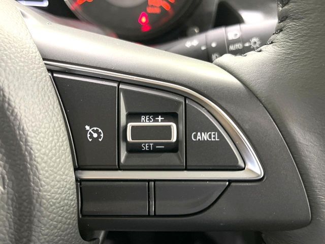 【クルーズコントロール】高速道路もラクラク走行。アクセルを離しても一定速度で走行ができ、長距離運転時の負担を軽減！加速・減速も簡単なスイッチ操作で調整できます。