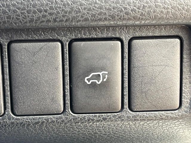 【パワーバックドア】スマートキーや運転席のボタンを押すだけでリアゲートが自動で開閉します！荷物を持っている時や、高い位置にあるバックドアを閉める際に便利な機能です♪