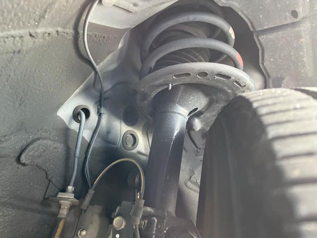 お車を安心してお乗りいただく為には、足回りの定期点検が欠かせません。サービスサポート（有償保証）では無料点検もご提供しており、安心のカーライフをお過ごしいただけるサポート体制が整っています。