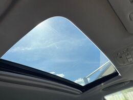【サンルーフ】開放感たっぷりの希少装備、サンルーフが装着されています！車内に明かりを取り入れたり景色を楽しむ以外にも、車内の空気も簡単に換気できて快適です！
