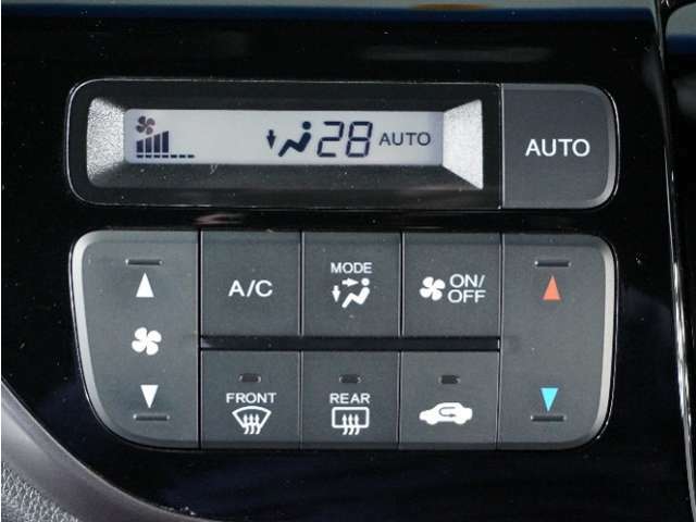 ◆オートエアコン装備◆　お好みの温度を設定をするだけで、後は、自動で風量を調節してくれます！快適にドライブが楽しめます。