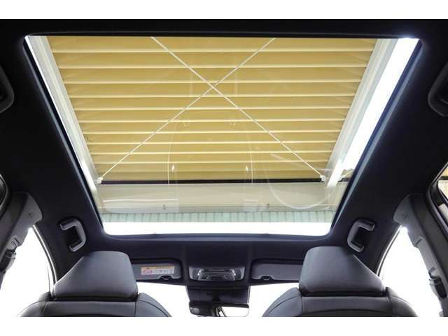 ガラスルーフで開放的なドライブをお楽しみ頂けます！