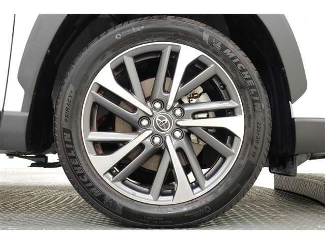 スタイリッシュな純正アルミホイールでどこまでも出かけたくなりますね！