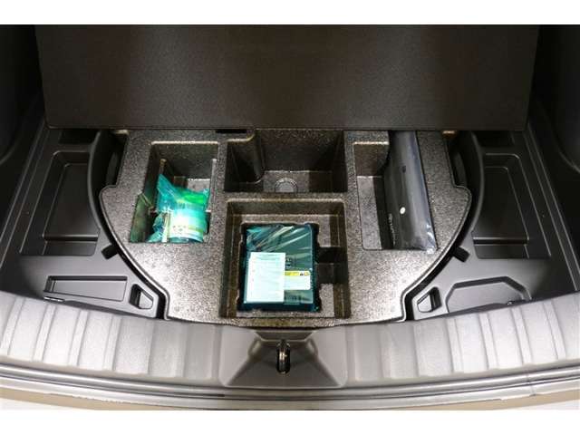 タイヤパンク修理キットが装備されております！