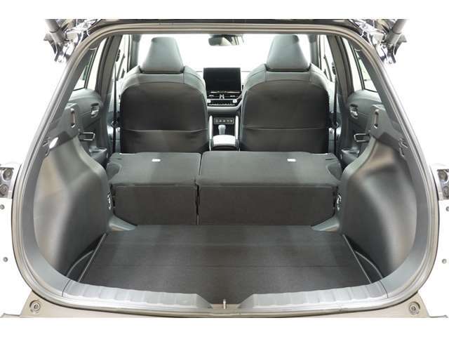 後席を格納すると大きなスペースが出来るので大きな荷物も積み込めます！