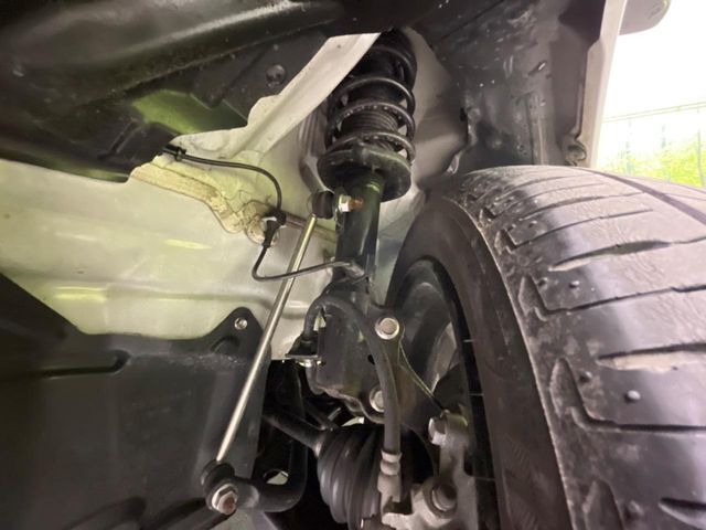 お車を安心してお乗りいただく為には、足回りの定期点検が欠かせません。サービスサポート（有償保証）では無料点検もご提供しており、安心のカーライフをお過ごしいただけるサポート体制が整っています。