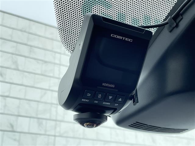 【　ドライブレコーダー　】運転中や駐車中の事故を証拠映像で残すことができるドライブレコーダー。車のナンバーや人物など周囲の状況を映像で残せるので、今はあおり運転の対策としても注目されていますよね！