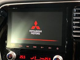 【メーカー純正ナビ】インテリアに溶け込むスタイリッシュな「専用設計」メーカーナビを装備♪視認性や操作性など基本性能にも優れ、より上質なカーライフをお楽しみいただけます。