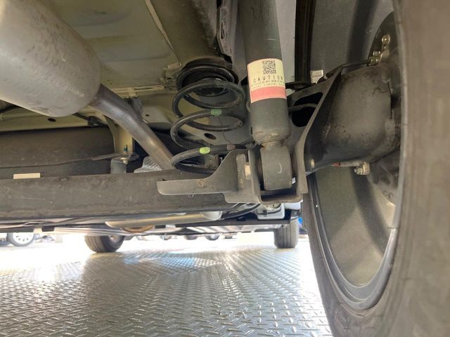 お車を安心してお乗りいただく為には、足回りの定期点検が欠かせません。サービスサポート（有償保証）では無料点検もご提供しており、安心のカーライフをお過ごしいただけるサポート体制が整っています。