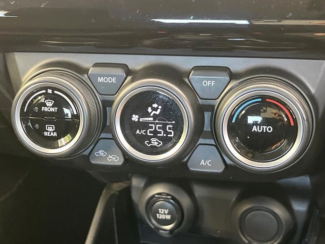 【オートエアコン】一度お好みの温度に設定すれば、車内の温度を検知し風量や温度を自動で調整。暑い…寒い…と何度もスイッチ操作をする必要はありません。快適な車内空間には必須の機能ですね♪
