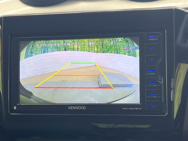 【バックカメラ】駐車時に後方がリアルタイム映像で確認できます。大型商業施設や立体駐車場での駐車時や、夜間のバック時に大活躍！運転スキルに関わらず、今や必須となった装備のひとつです！